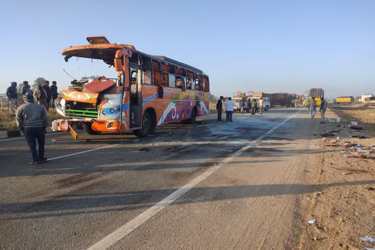 Etv BharatMH 10 deaths in Truck Bus accident Near Pathare on Sinnar Shirdi road