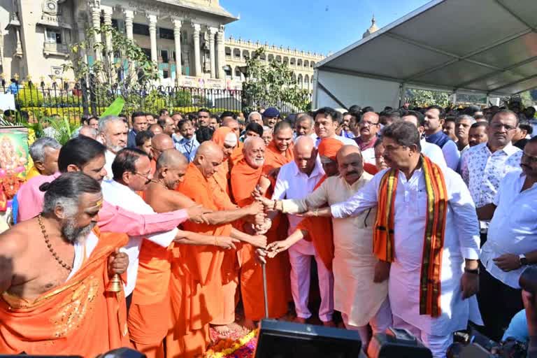 CM lays  foundation stone for  effigies of Kempegowda and Basaveshwara