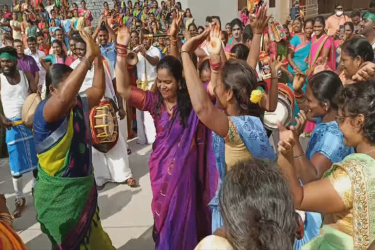 பொங்கல் விழாவில் திருப்பத்தூர் ஆட்சியரின் மனைவி நடனம்