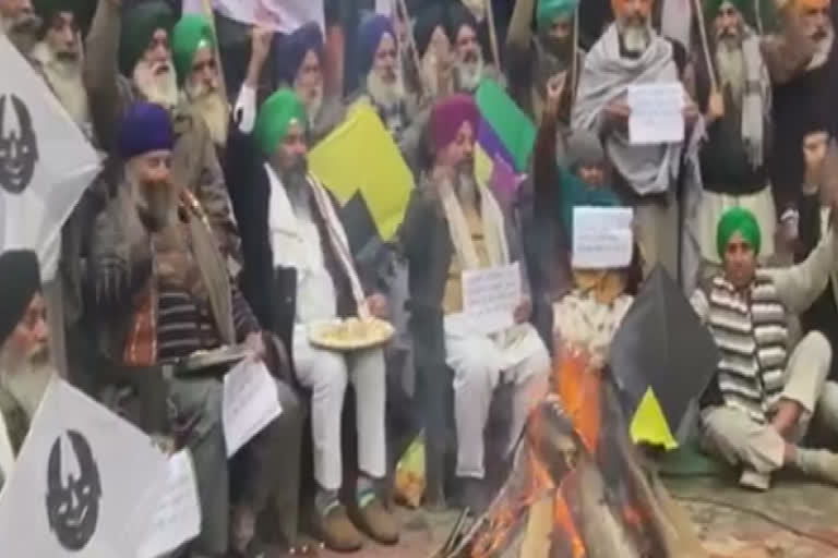 Farmers in Amritsar celebrated Sangharsi Lohri on the road