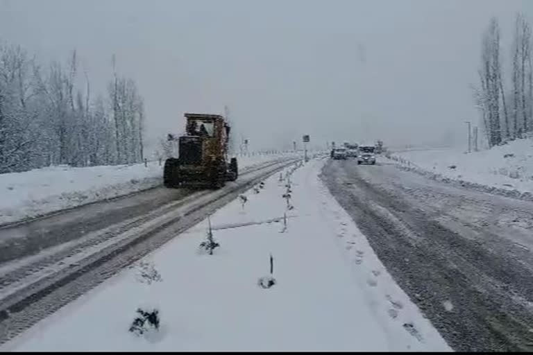 Srinagar-Jammu Highway shut following fresh snowfall