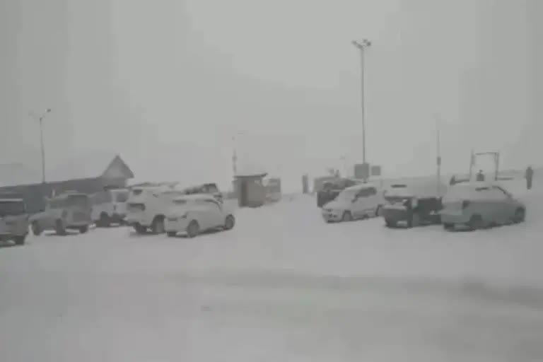 Jammu and Kashmir Snowfall: ભારે હિમવર્ષાના કારણે જમ્મુ-શ્રીનગર નેશનલ હાઈવે બંધ