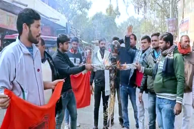 गोपालगंज में शिक्षा मंत्री को पुतला फूंकते भारतीय विद्यार्थी परिषद