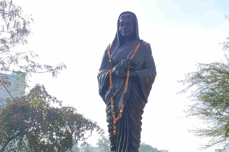 Devi Ahilya Bai statue weighing 4 quintal installed