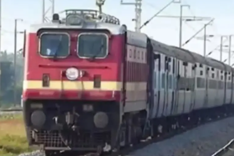 special train to bengaluru from kollam  sabarimala  sabarimala pilgrimage  sabarimala pilgrims  special train to bengaluru  ശബരിമല മകരവിളക്ക് തിരക്ക്  sabarimala makarvilakku  ശബരിമല മകരവിളക്കിന് പ്രത്യേക ട്രെയിൻ സർവീസ്  ബെംഗളൂരുവിലേക്ക് നാളെ പ്രത്യേക ട്രെയിൻ  ശബരിമല മകരവിളക്കിന് പ്രത്യേക ട്രെയിൻ  പ്രത്യേക സര്‍വീസ്