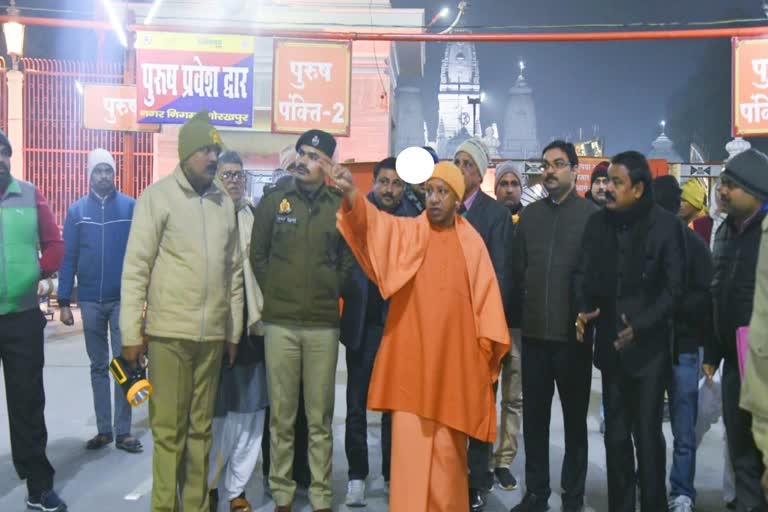 गोरखनाथ मंदिर में मकर संक्रांति के पर्व पर सुरक्षा का जायजा लेते मुख्यमंत्री योगी आदित्यनाथ.