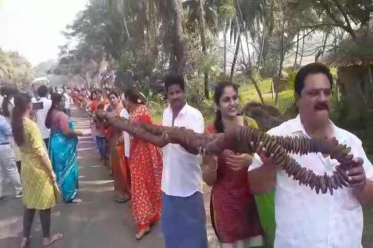 Women made Bhogi Danda for 1 km
