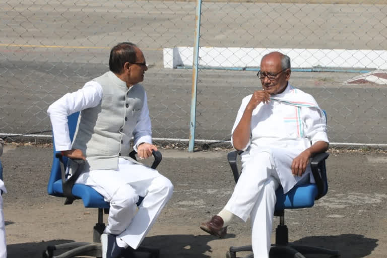 shivraj talking to digvijay on bhopal airport
