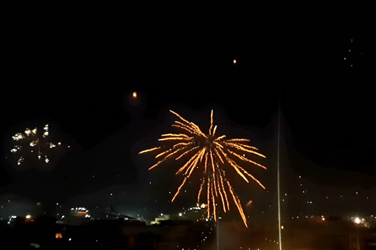 Paper Sky Lanterns on Makar Sankranti 2023 in Jaipur, people pray for peace and prosperity flying wish lamp