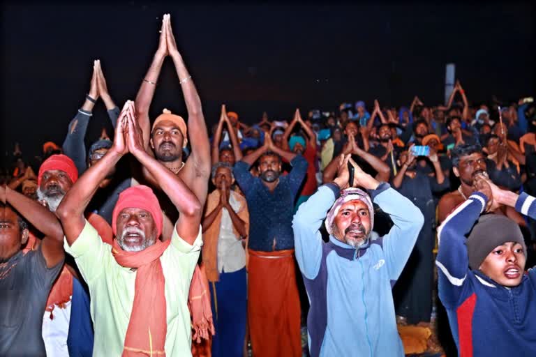 Sabarimala Pilgrims  Pullumett  Makara Jyothi  Pilgrims returns to sabarimala  Idukki Pullumett  പുല്ലുമേട്ടിൽ മകര ജ്യോതി ദർശനം  ആയിരങ്ങള്‍ മലയിറങ്ങി  പുല്ലുമേട്ടിൽ മകര ജ്യോതി ദർശിച്ച്  ഇടുക്കി  മകര ജ്യോതി  വള്ളക്കടവ്  പുല്ലുമേട്ടില്‍ എത്തിയ അയ്യപ്പന്‍മാര്‍  ഇടുക്കി ജില്ല ഭരണകൂടം  കെഎസ്ആര്‍ടിസി  കെഎസ്ആര്‍ടിസി കുമളി ഡിപ്പോ  സർക്കാർ വാഹനങ്ങള്‍