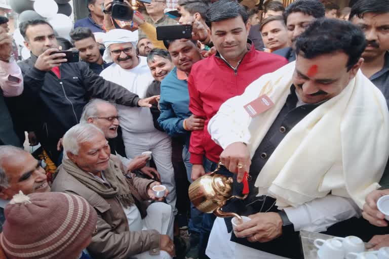 narottam mishra seen distributing tea