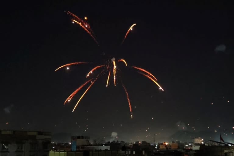 जयपुर वासियों ने उठाया पतंगबाजी और आतिशबाजी का लुत्फ