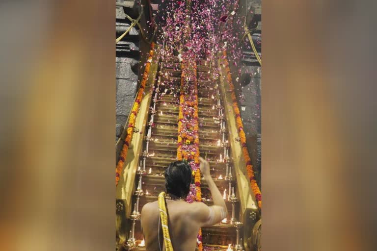 sabarimala padipooja  sabarimala  padipooja  sabarimala pilgrims  sabarimala pilgrimage  sabarimala devotees  ശബരിമല  ശബരിമല തീർഥാടനം  ശബരിമല തീർഥാടകർ  ശബരിമല പടിപൂജ  പടിപൂജ  പടിപൂജ ശബരിമല  ശബരിമല വിശേഷാൽ പൂജ  ശബരിമലയിലെ പതിനെട്ടുപടികളിലും പൂജ  ശബരിമല പതിനെട്ടാംപടി ഐതീഹ്യം