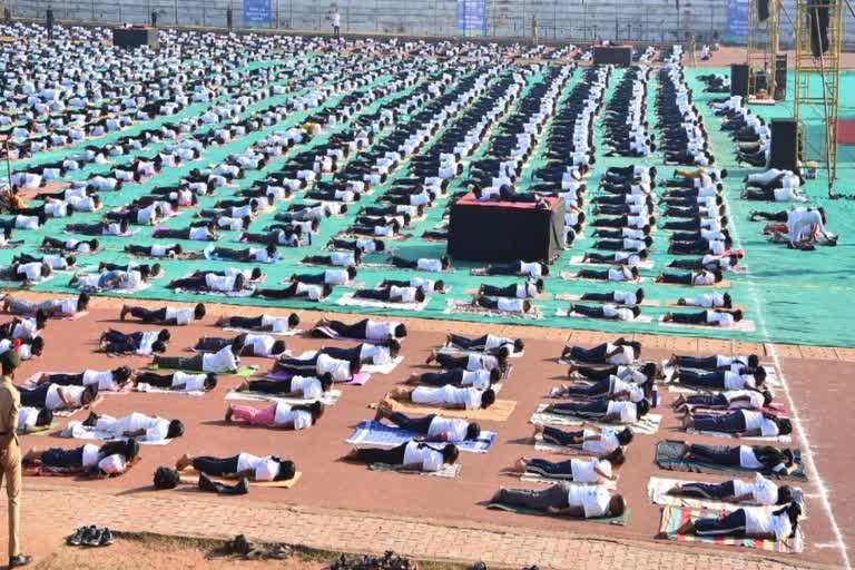 Yoga by more than 4 lakh people: કર્ણાટક યોગાથોનને મળ્યું ગીનીસ બુક ઓફ રેકોર્ડમાં સ્થાન