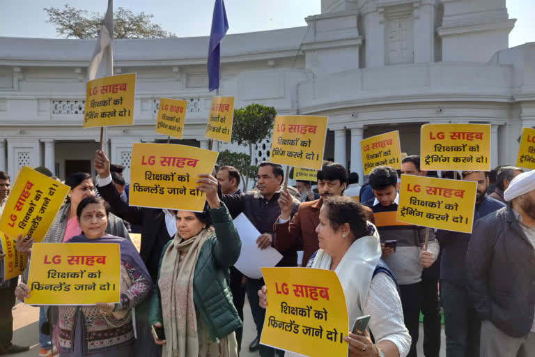 आप विधायकों का एलजी कार्यालय की ओर मार्च