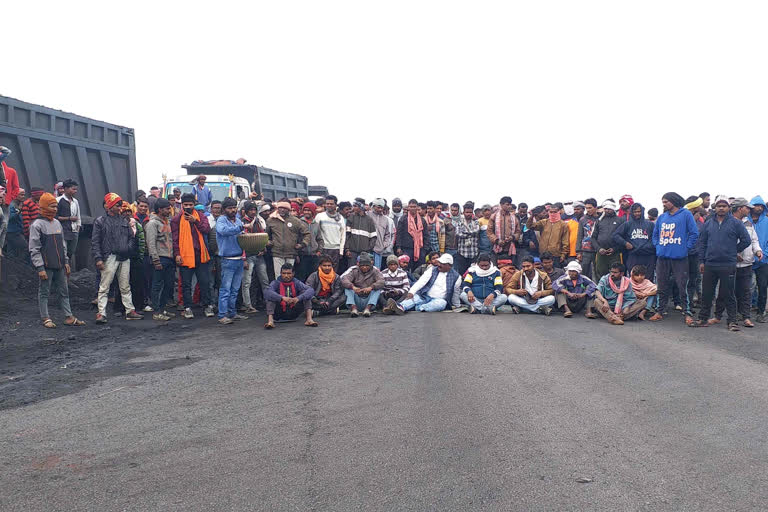 Pakur villagers blocked road