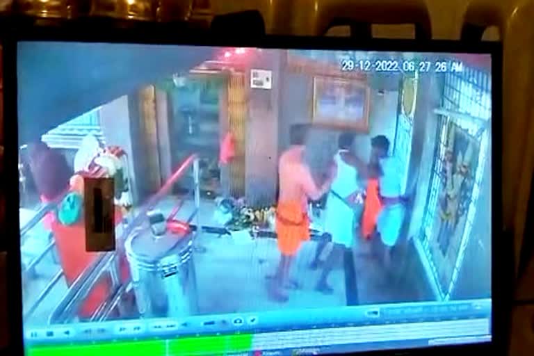 Priests fight in Siddappaji temple