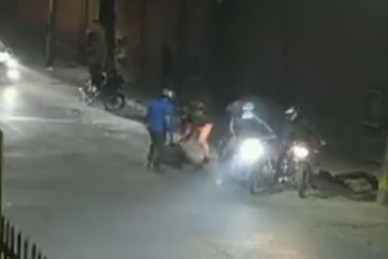 Bikers looted a man by shooting at his leg in Delhi