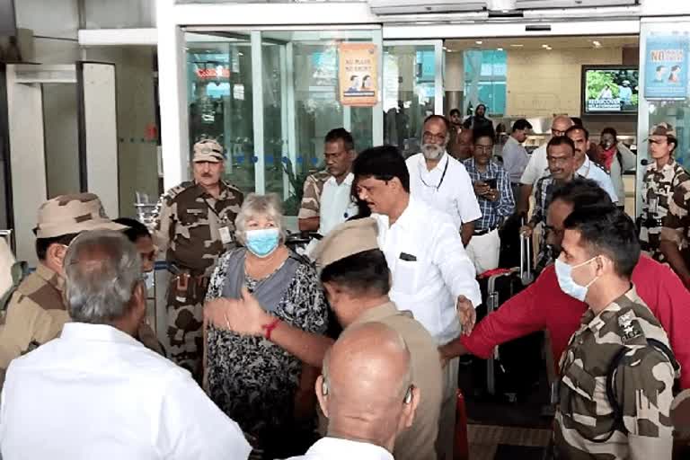 சே குவேரா மகள் அலெய்டா குவேரா சென்னை வருகை விமான நிலையத்தில் உற்சாக வரவேற்பு