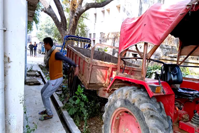 नवादा में बालू लदा ट्रैक्टर जब्त