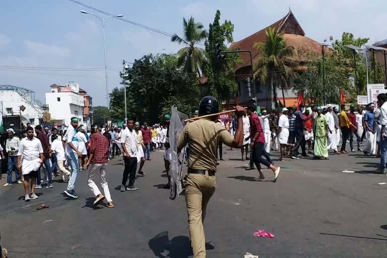 police lathi charge in IUML protest  യൂത്ത് ലീഗിന്‍റെ സേവ് കേരള മാര്‍ച്ചില്‍ സംഘര്‍ഷം  യൂത്ത് ലീഗ്  youth league  ലീഗ്  IUML save Kerala march