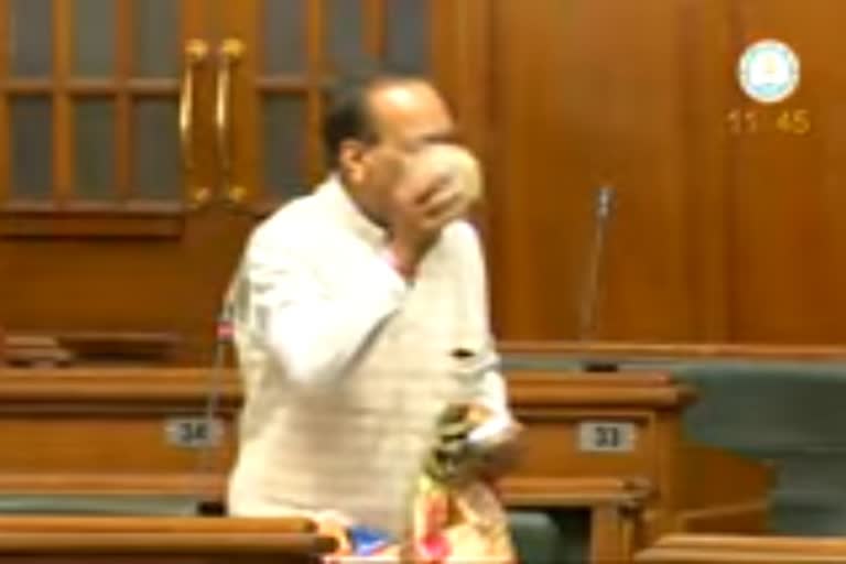 AAP MLA arrived in Delhi Assembly with bribe money, waved wads of notes