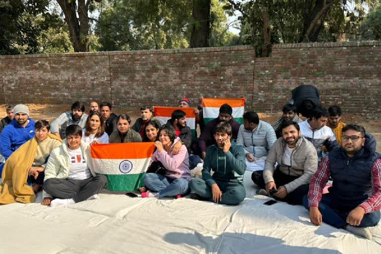 wrestlers-came-against-indian-wrestling-federation-bajrang-punia-and-sakshi-malik-sat-on-protest-at-jantar-mantar