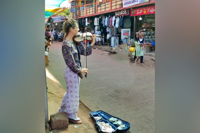 A foreign woman playing the violin