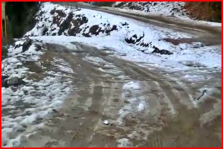 Nankhari Road closed due to Snowfall in Rampur.