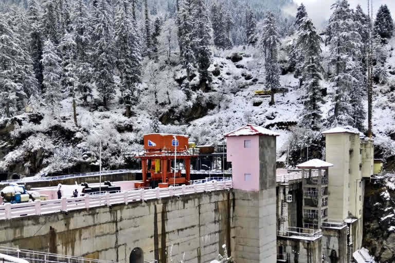 Atal Tunnel closed after Himachal's Kullu receives fresh snowfall
