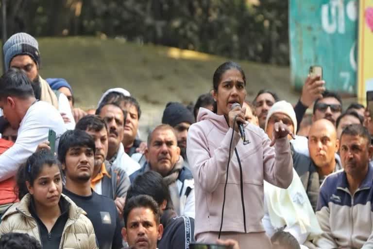 Babita Phogat meets Protesting Wrestlers at Jantar Mantar to convey message from centre