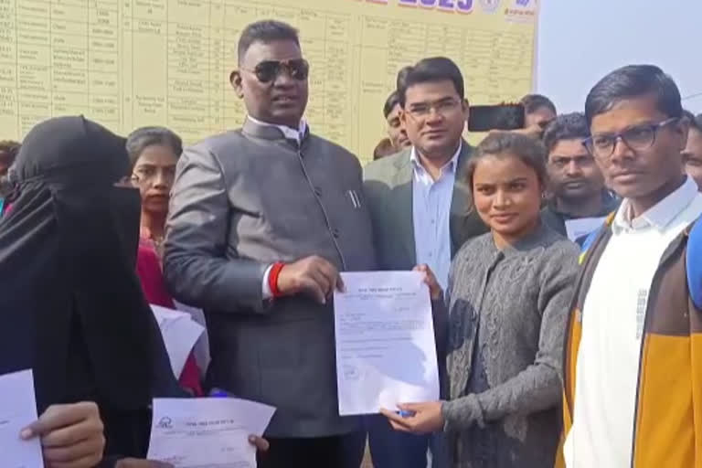 363 people got jobs in employment fair in Chatra