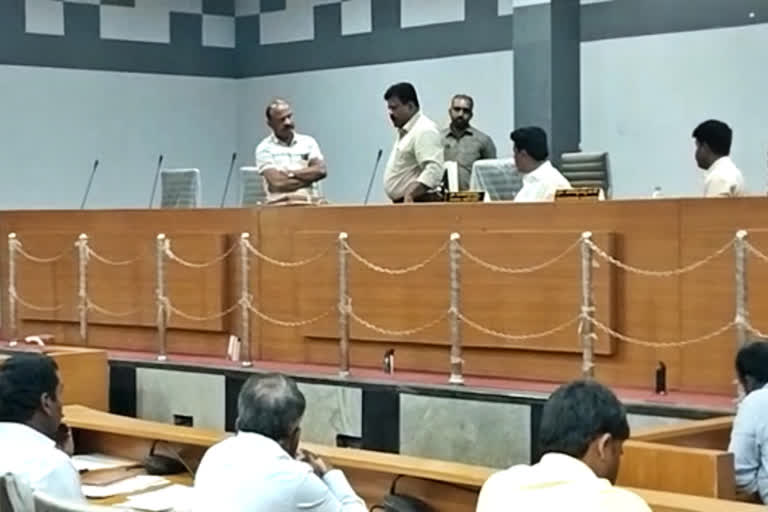 Argument between MLA Tahsildar  Argument between MLA Tahsildar in Chitradurga  Progress review meeting  Progress review meeting in Chitradurga  ಶಾಸಕ ಮತ್ತು ತಹಶಿಲ್ದಾರ್​ ಮಧ್ಯೆ ವಾಗ್ವಾದ  ಶಾಸಕ ತಹಶಿಲ್ದಾರ್​ ಮಧ್ಯೆ ಬಿಗ್​ ವಾಗ್ವಾದ  ಸಭೆಯಿಂದ ಅರ್ಧಕ್ಕೆ ನಿರ್ಗಮಿಸಿದ ಅಧಿಕಾರಿ  ಮಾತಿನ ಚಕಮಕಿ ಪ್ರಸಂಗ ಈಗ ಚರ್ಚೆಗೆ ಗ್ರಾಸ  ತಾಲೂಕಿನ ಟಿಎನ್ ಕೋಟೆ ಗ್ರಾಮ  ಸರಕಾರಿ ಶಾಲೆ ಹಾಗೂ ಸ್ಮಶಾನ ಭೂಮಿ ಒತ್ತುವರಿ  ಇಲಾಖೆ ವಾಹನ ದುರ್ಬಳಕೆ