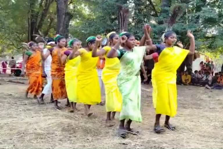 Tribals expressed protest by dance in Bijapur