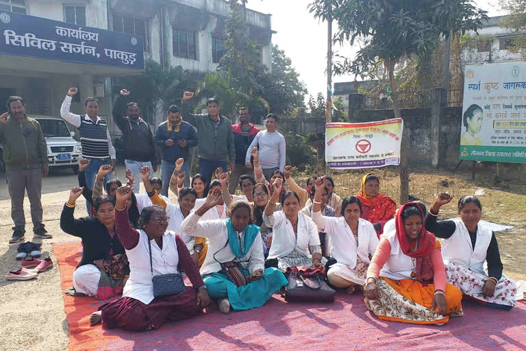 Strike Of Contract Health Workers In Pakur