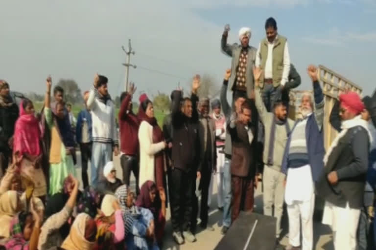 Demonstration of the dead body on the road