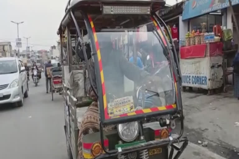 People upset by e rickshaw drivers in Hoshiarpur