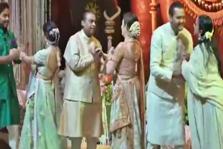 வீடியோ ஆனந்த் அம்பானி நிச்சயதார்த்தம் குடும்பத்துடன் நடனமாடிய அம்பானி