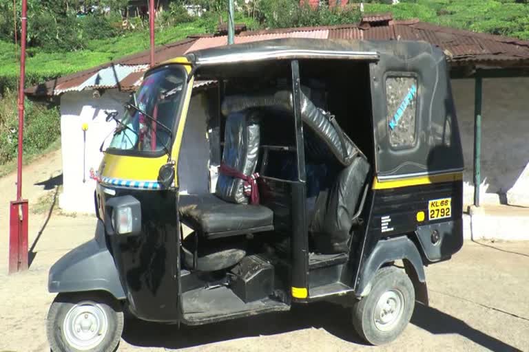 Wild Elephant Padayappa  Wild Elephant Padayappa attacked autorikshaw  Autorikshaw parked in front of House  മൂന്നാറില്‍ പടയപ്പയുടെ ആക്രമണം  പടയപ്പയുടെ ആക്രമണം  പടയപ്പ  ഓട്ടോറിക്ഷ തകര്‍ത്തു  വീടിന് മുൻപിൽ നിർത്തിയിട്ടിരുന്ന ഓട്ടോറിക്ഷ  വനംവകുപ്പിൽ പരാതി  ഇടുക്കി  പെരിയാര്‍ ലോവർ ഡിവിഷൻ  ഓട്ടോറിക്ഷ  വനംവകുപ്പ്  പ്രകോപനം സൃഷ്‌ടിക്കുന്നവർക്കെതിരെ നടപടി