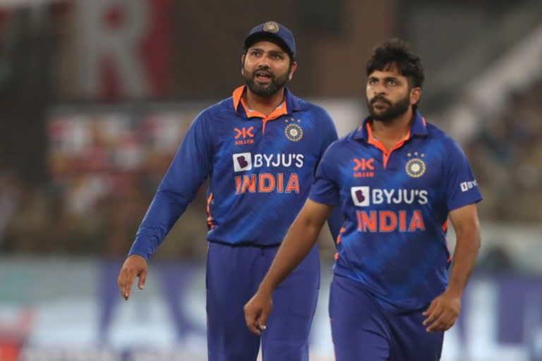 India get Fine For Slow Over Rate  New Zealand  India vs New Zealand  India vs New Zealand 1st ODI  Rohit Sharma  ജവഗല്‍ ശ്രീനാഥ്  Javagal Srinath  Indian cricket team  ഇന്ത്യന്‍ ക്രിക്കറ്റ് ടീമിന് പിഴ ശിക്ഷ  രോഹിത് ശര്‍മ  ഐസിസി  ICC  ഇന്ത്യ vs ന്യൂസിലന്‍ഡ്  IND VS NZ