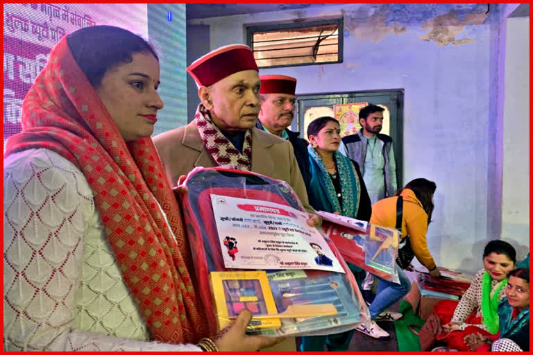 Prem Kumar Dhumal distribute training certificate