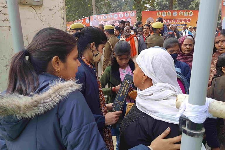 जेपी नड्डा की रैली में बुर्का पहनी महिलाओं को नहीं मिला प्रवेश.
