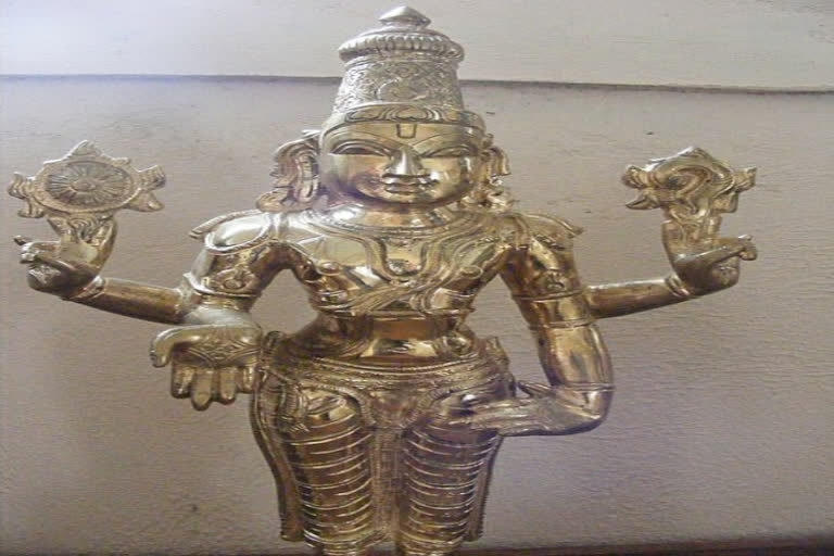 According to Pandita, the 'panchaloha' idol of Goddess Sharada, the main deity of Kashmiri Pandits. Sringeri Dakshnayam Sharada Peetham is giving the consecrated idol made of five metals (panchaloha) to the SSCK for the newly constructed Sharda Temple at LoC Teetwal.