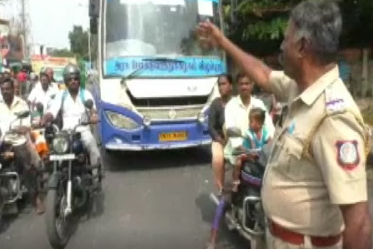 ’மண்டை உடைந்தால் மரணம் நிச்சயம்’ ஹெல்மெட் குறித்து போலீசார் வித்தியாச பிரச்சாரம்