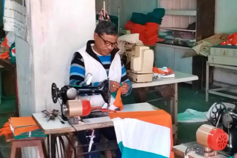 Bihar: Muslim family in Gaya's Manpur makes 10,000 Tricolours for R-Day