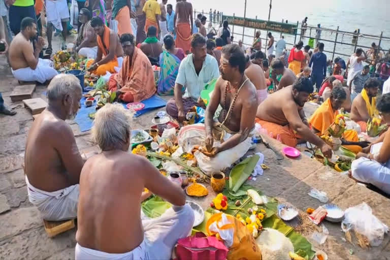 தை அமாவாசை ஸ்ரீரங்கம் அம்மா மண்டபம் படித்துறையில் குவிந்த மக்கள்