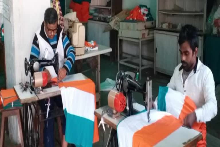 Muslim Families of Gaya Make Tricolour Flags for Republic Day of India 2023