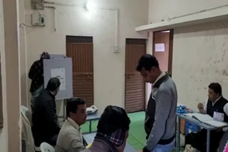 MP Dhar Voting continues for 9 urban bodies
