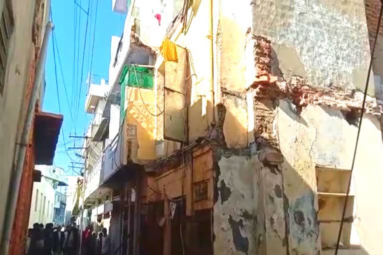 Cracks in 40 houses in Pali
