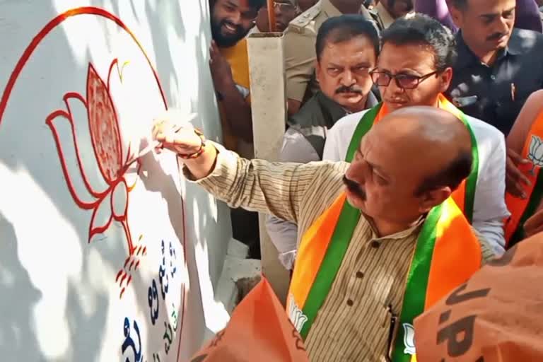 cm-bommai-distributed-pamphlets-in-bjp-vijaya-sankalpa-abhiyana